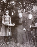 Отец Константин Снятиновский с женой Надеждой Антоновной, дочерью Александрой и сыном Алексеем, 1900 г.