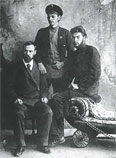 Константин Снятиновский (справа) с братьями Федором и Михаилом (стоит)
