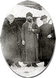 Священник Алексей Степанович Успенский (в центре)